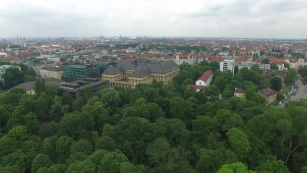 Luftaufnahme Von Gebäuden Der Nähe Eines Parks — Stockvideo