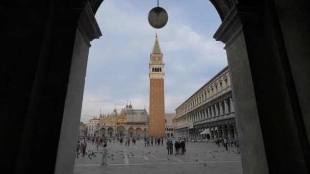 Campanile San Marco Von Einem Gang Aus Gesehen — Stockvideo