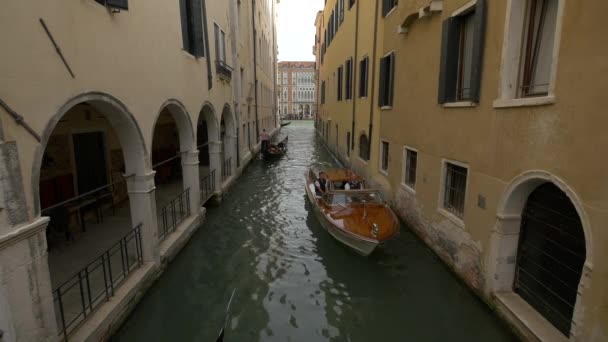 Canal Estrecho Con Barco Una Góndola — Vídeo de stock