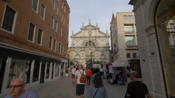 Mensen Die Naar Chiesa San Moise Lopen — Stockvideo