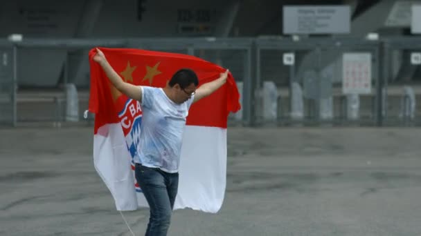 Foto Maken Met Vlag Van Bayern Munchen — Stockvideo