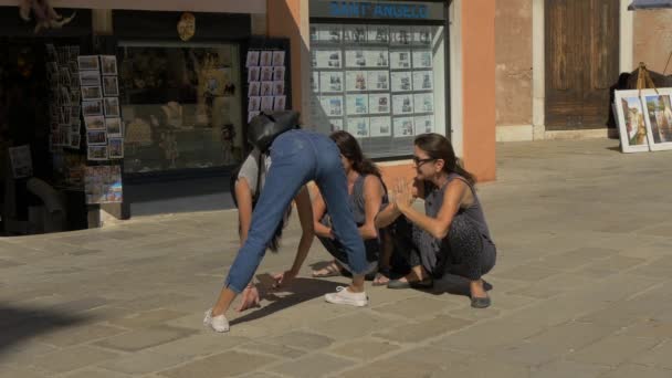 Näkymä Kolme Tyttöä Rentouttava — kuvapankkivideo