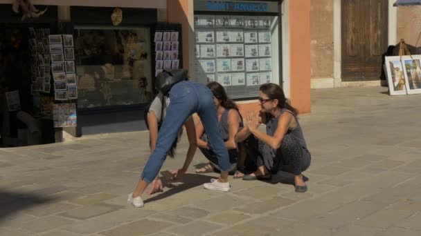 Vista Três Meninas Relaxante — Vídeo de Stock