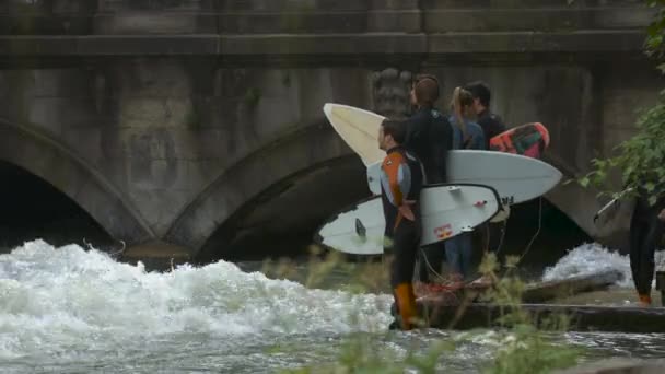Surfistas Esperando Orilla Del Río — Vídeos de Stock
