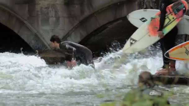在河里冲浪的人 — 图库视频影像