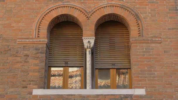 Edificio Con Dos Ventanas Arqueadas — Vídeos de Stock