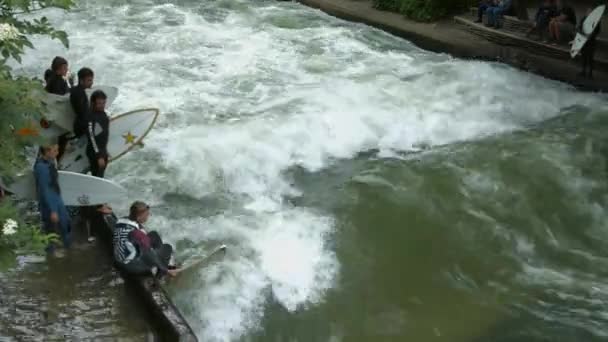 Köpüklü Bir Nehirde Sörf Yapmak — Stok video