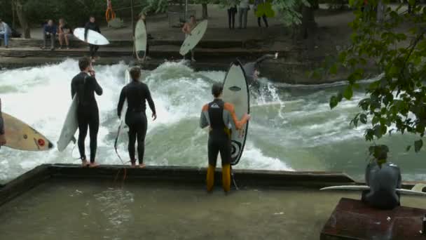 Surfeando Cayendo Agua — Vídeos de Stock