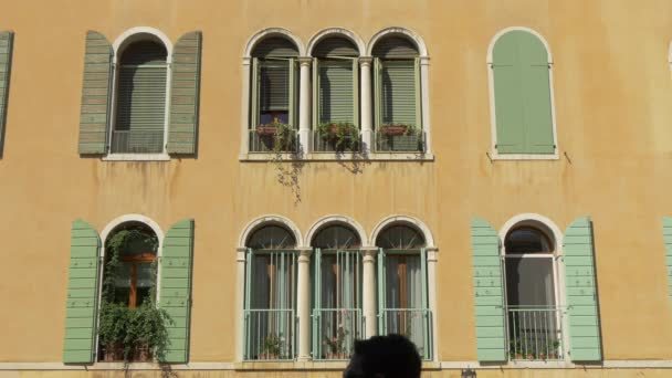 Edificio Amarillo Con Persianas Verdes — Vídeos de Stock