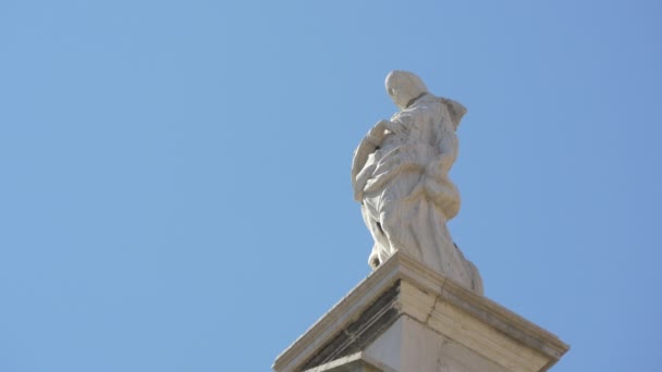 Белая Статуя Голубом Фоне Неба — стоковое видео