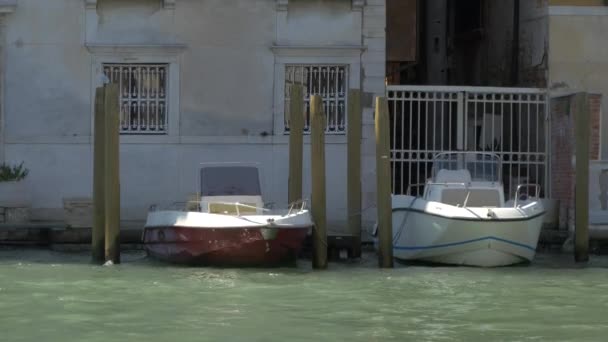 Navegando Por Dois Barcos Ancorados — Vídeo de Stock