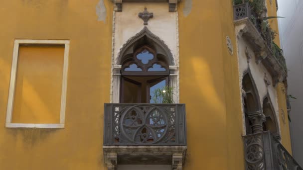 Gelbes Gebäude Mit Venezianischem Fenster — Stockvideo