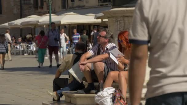 広場で休んで歩く人たち — ストック動画