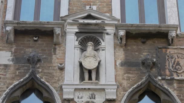 Statua Sul Muro Edificio — Video Stock