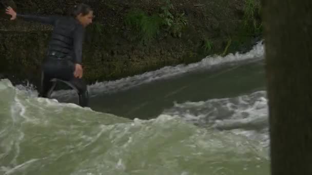 Man Surfar Rasande Flod — Stockvideo