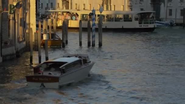 Лодка Поворачивает Направо Гранд Канале — стоковое видео