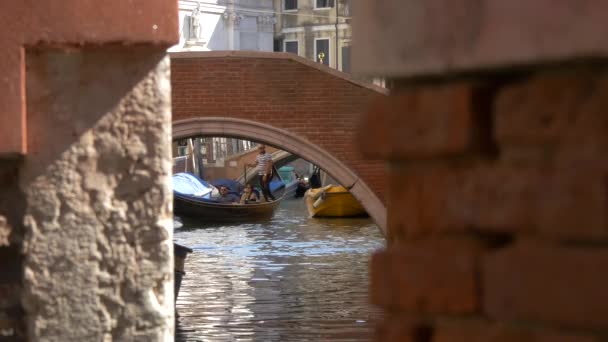 Ziegelbrücke Über Einen Kanal — Stockvideo