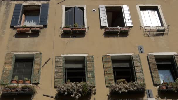 Gebäude Mit Alten Fensterläden — Stockvideo