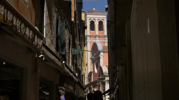 Caminhando Uma Rua Estreita Perto San Giovanni Grisostomo — Vídeo de Stock