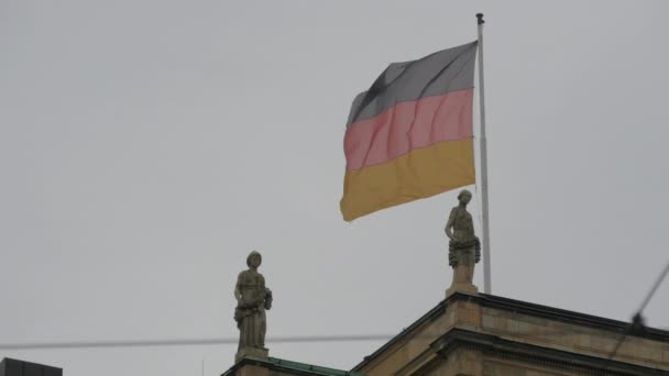 Німецький Прапор Дві Статуї — стокове відео