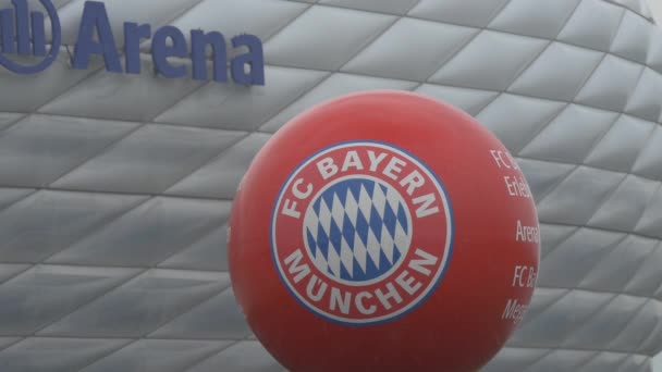 Bayern Munchen Logo Naast Allianz Arena — Stockvideo