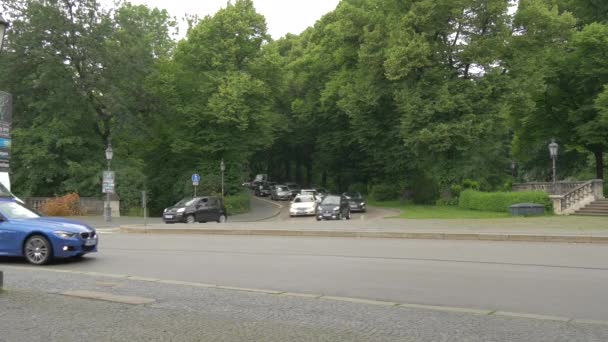 白天在Luitpoldbrucke的交通 — 图库视频影像