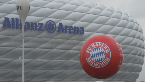 带有Fc Bayern Munchen标志的Allianz竞技场 — 图库视频影像