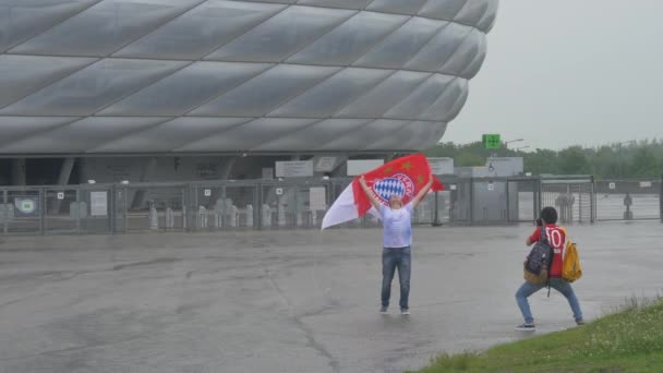 Képeket Készíteni Zászlóval Allianz Arena Előtt — Stock videók