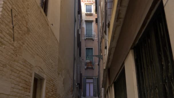 Ruelle Étroite Entre Les Bâtiments — Video