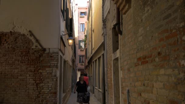 古い建物のある狭い通り — ストック動画