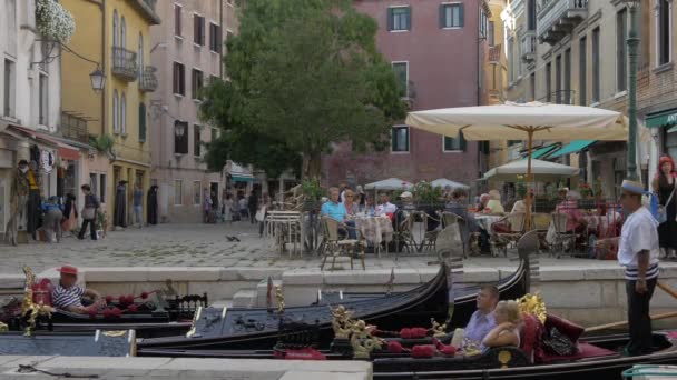 Rudergondeln Der Nähe Eines Restaurants Freien — Stockvideo