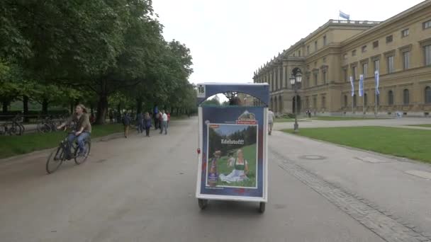 Montar Rickshaw Frente Munich Residenz — Vídeo de stock