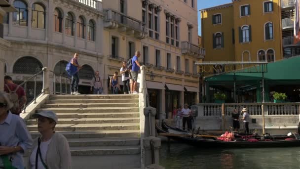 Auf Einer Brücke Über Einen Kanal Laufen — Stockvideo