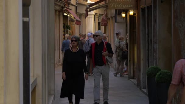 Gente Caminando Una Calle Estrecha — Vídeos de Stock