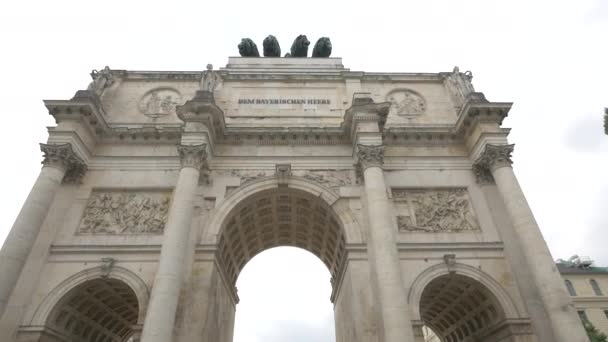 Tiefer Blick Auf Den Siegestor — Stockvideo