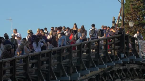 蓝天下拥挤的学院桥 — 图库视频影像