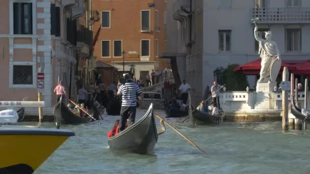 Гондолы Туристами Венеции Италии Европе — стоковое видео