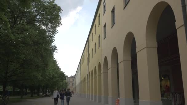 ドイツ演劇博物館の前を歩く — ストック動画