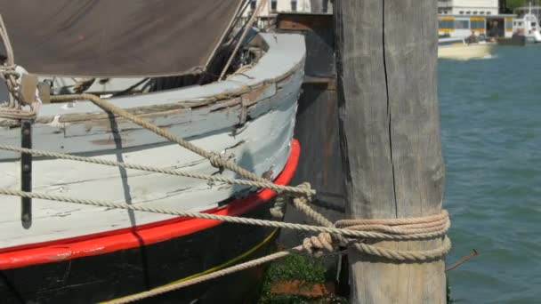 用绳索系泊的船 — 图库视频影像