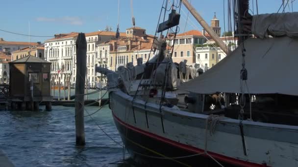 Antiguo Velero Amarrado Gran Canal — Vídeos de Stock