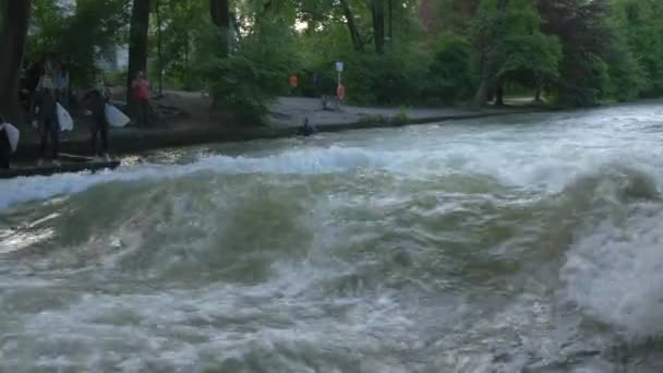 Homme Surfant Sur Une Vague Debout — Video