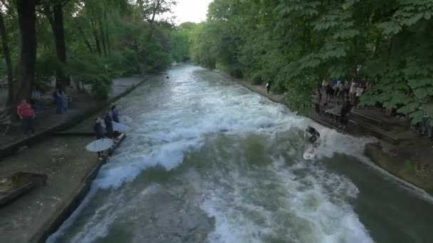 Σερφάροντας Στο Κύμα Eisbach — Αρχείο Βίντεο