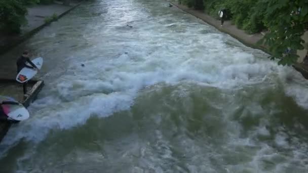 在一条惊慌失措的河流上冲浪 — 图库视频影像