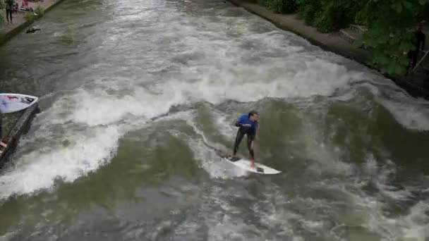 Surfare Eisbach Wave — Stockvideo