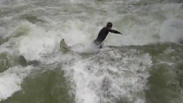 サーフィンして転ぶ男 — ストック動画