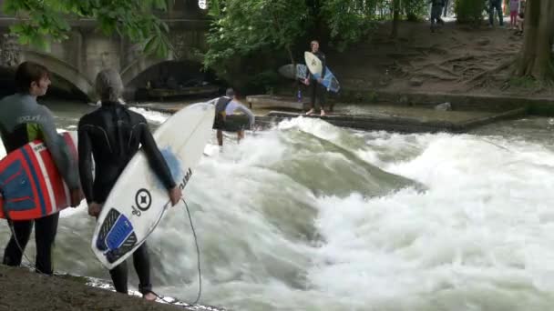 Surf Río Eisbach — Vídeos de Stock