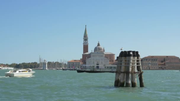 Båtar Som Seglar Nära San Giorgio Maggiore Church — Stockvideo