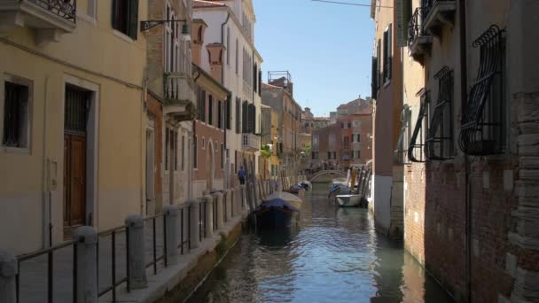 Vecchi Edifici Lungo Uno Stretto Canale — Video Stock