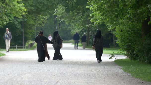 Orang Orang Berjalan Gang Dengan Pohon Hijau — Stok Video