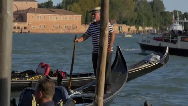 Old Man Paddling Gondola — Stock Video